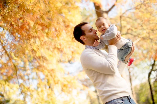 Joven padre y bebé en el parque de otoño — Foto de Stock