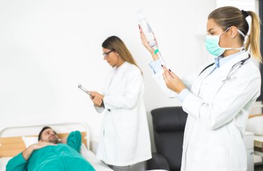 Delikanlı hastanede tedavisi, görüntüleme