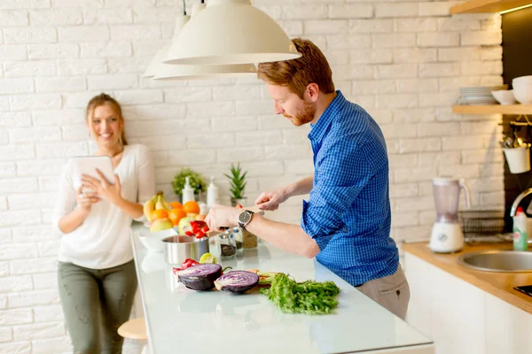 Pasangan Muda Yang Bahagia Bersenang Senang Dalam Ruangan Dapur Modern — Stok Foto