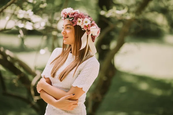 Портрет молодої жінки з вінком зі свіжих квітів на голові — стокове фото