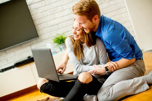 Close Paar Met Behulp Van Laptop Zittend Vloer Woonkamer — Stockfoto