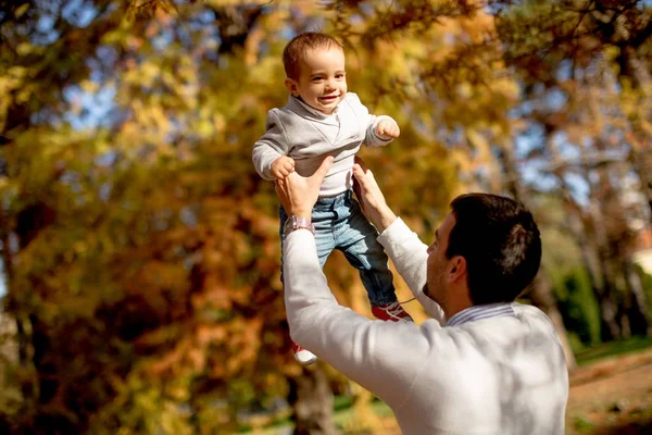 Ung pappa och baby boy i höst park — Stockfoto