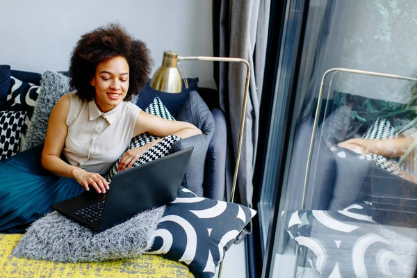 Jovem afro-americana mulher web-surf internet — Fotografia de Stock