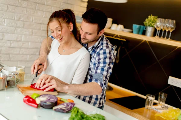 Heureux Jeune Couple Amuser Dans Cuisine Moderne Intérieure Tout Préparant — Photo