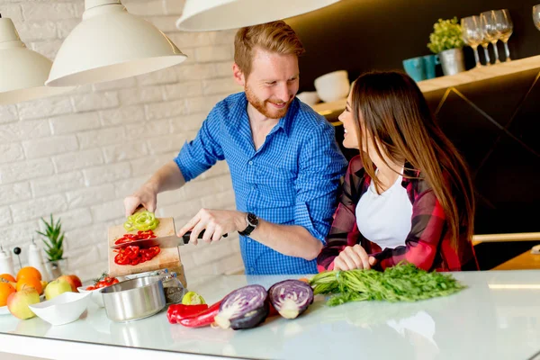モダンなキッチンに健康的な食事を準備して素敵な若いカップル — ストック写真