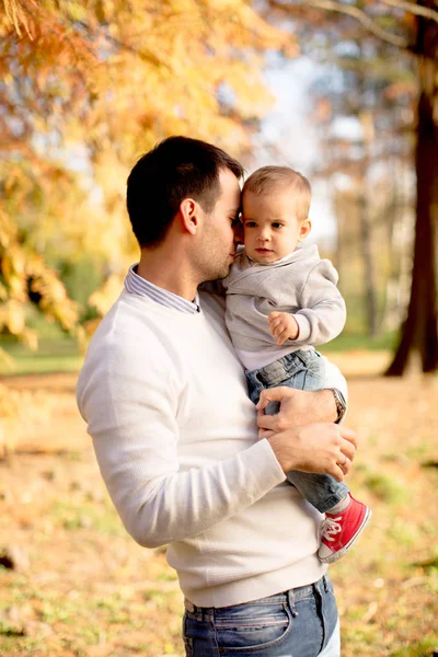 Młody ojciec i dziecko chłopca w jesienny park — Zdjęcie stockowe