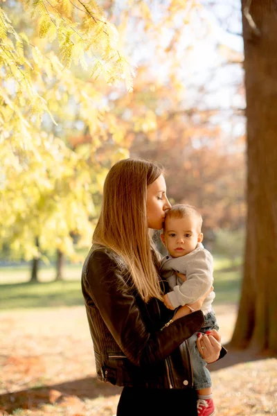Genç anne ve bebek çocuk sonbahar Park — Stok fotoğraf