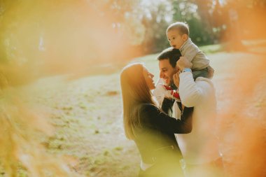 Mutlu anne bebek çocuk sonbahar Park ile