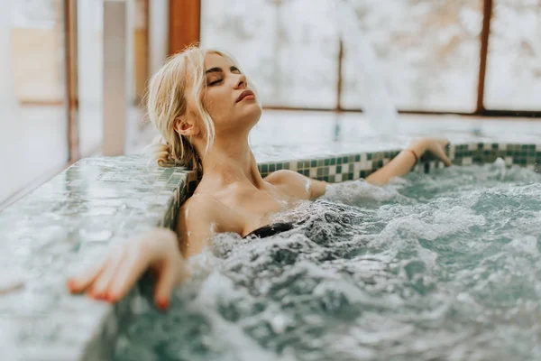Mooie Jonge Vrouw Ontspannen Whirlpool Bad — Stockfoto