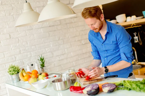 Blick Auf Rothaarigen Jungen Mann Der Der Küche Kocht — Stockfoto