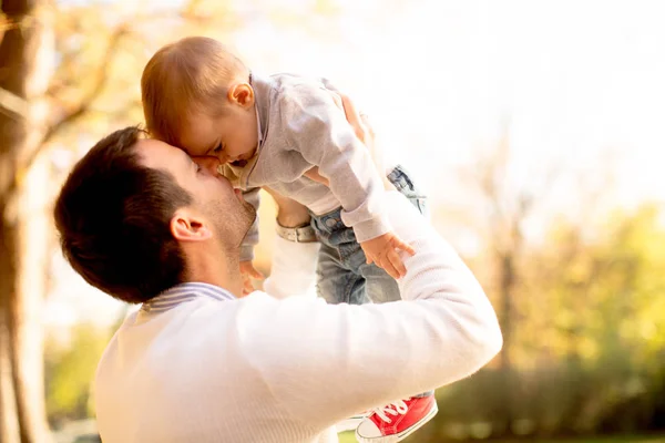 秋天公园的年轻的父亲和男婴 — 图库照片