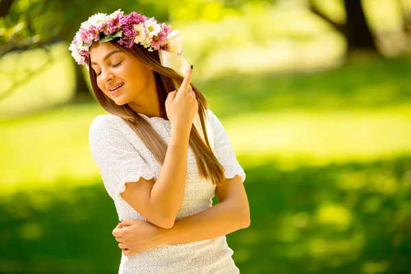 Ritratto Giovane Donna Con Corona Fiori Freschi Testa Nel Parco — Foto Stock