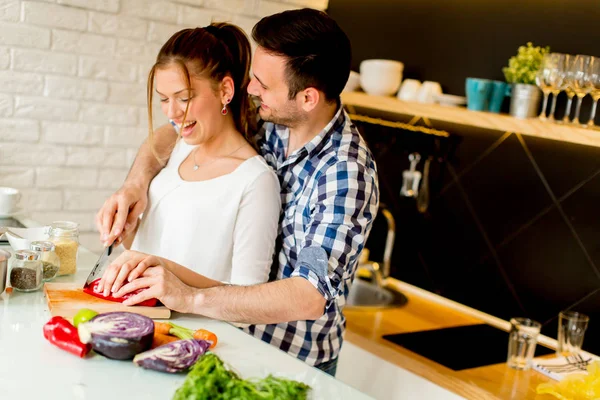 Heureux Jeune Couple Amuser Dans Cuisine Moderne Intérieure Tout Préparant — Photo