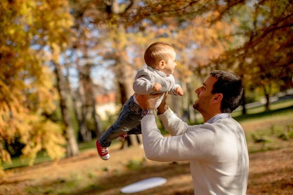 Genç Baba ve bebek çocuk sonbahar Park — Stok fotoğraf