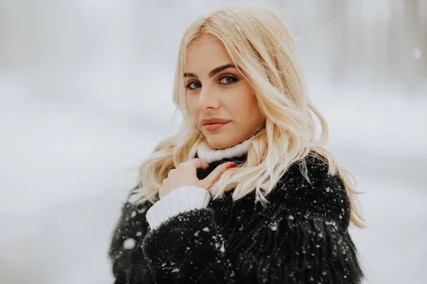 Hübsche Junge Blonde Frau Einem Verschneiten Wintertag — Stockfoto
