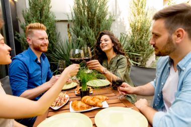 Yemek ızgara ve zevk mutlu arkadaş parti açık havada Barbekü