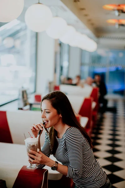 Vrouw Met Glas Milkshake Bij Het Diner — Stockfoto