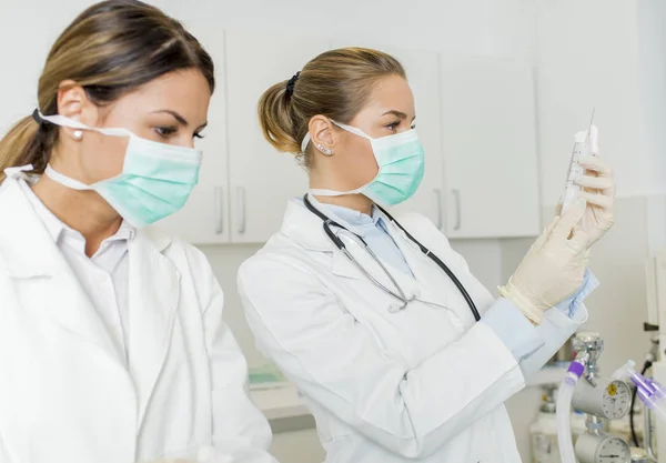 Female doctors with injection — Stock Photo, Image