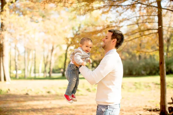 Joven padre y bebé en el parque de otoño — Foto de Stock