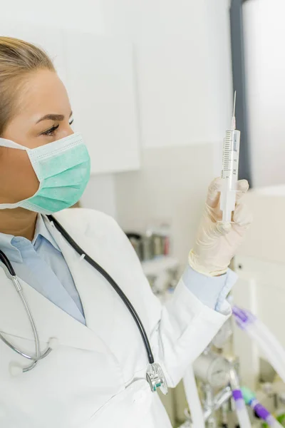 Female doctor with injection — Stock Photo, Image