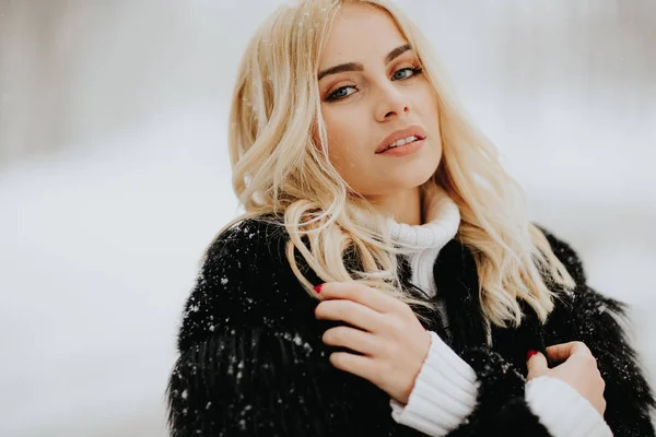 Hübsche Junge Blonde Frau Einem Verschneiten Wintertag — Stockfoto