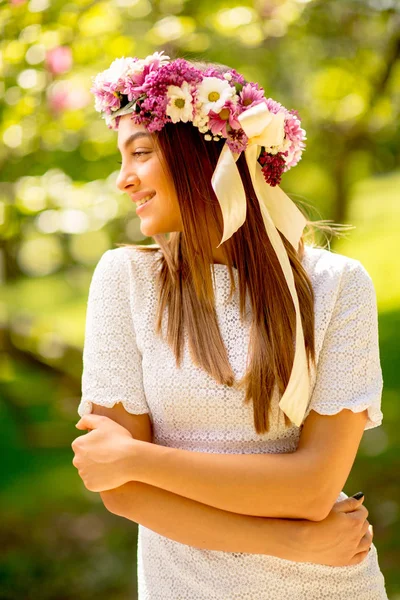 Retrato Jovem Com Grinalda Flores Frescas Cabeça Parque — Fotografia de Stock
