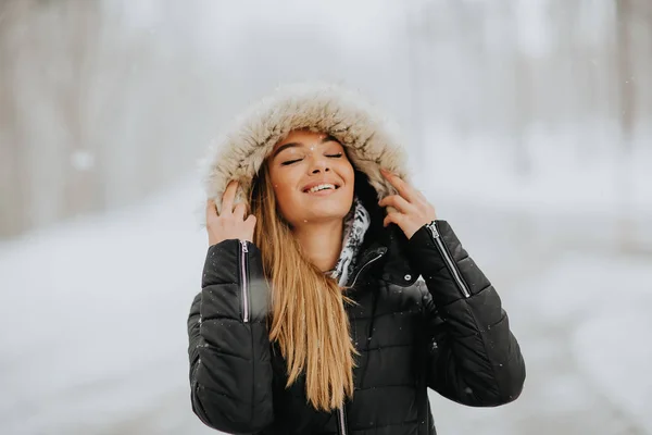 Mujer Morena Bastante Joven Con Capucha Día Invierno Nevado —  Fotos de Stock