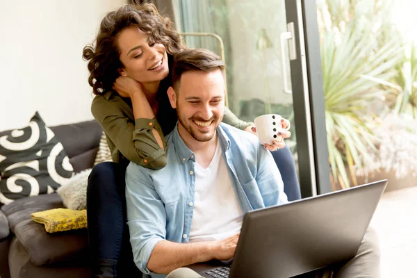 Pareja Joven Sentada Suelo Usando Cuaderno Compras Online —  Fotos de Stock