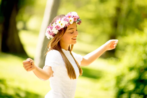 Retrato Jovem Com Grinalda Flores Frescas Cabeça Parque — Fotografia de Stock