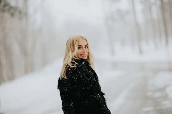 Porträtt Blond Kvinna Utanför Snön Vinterrock — Stockfoto