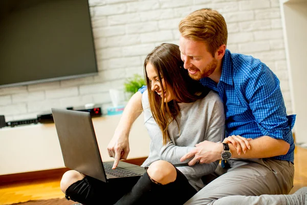 Close Paar Met Behulp Van Laptop Zittend Vloer Woonkamer — Stockfoto