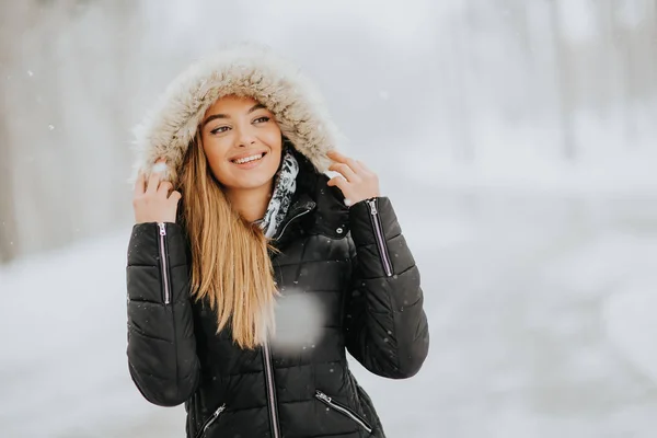 Ganska Ung Brunett Kvinna Med Huva Snöig Vinterdag — Stockfoto