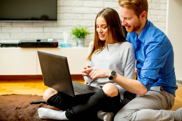 Close View Couple Using Laptop While Sitting Floor Living Room — Stock Photo, Image