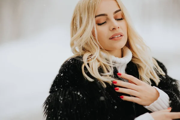 Retrato Mujer Rubia Afuera Abrigo Invierno Nieve —  Fotos de Stock