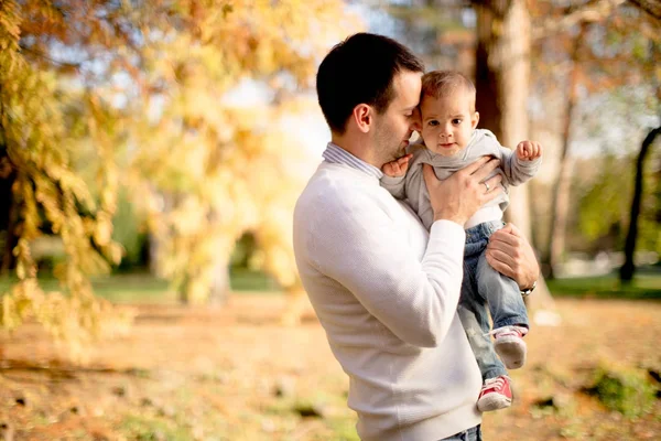 Молодой отец и мальчик в осеннем парке — стоковое фото