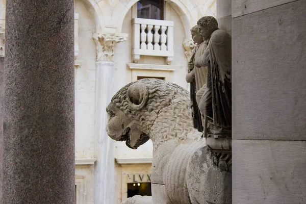View Lion Sculpture Cathedral Domnius Split Croatia — Stock Photo, Image
