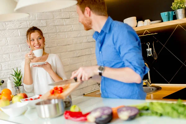 Feliz Pareja Joven Divierten Cocina Moderna Interior Mientras Preparan Alimentos —  Fotos de Stock