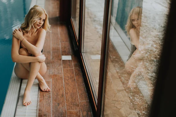 Mooie Jonge Vrouw Zitten Bij Het Zwembad — Stockfoto