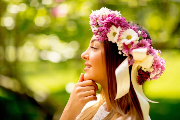 Ritratto Giovane Donna Con Corona Fiori Freschi Testa Nel Parco — Foto Stock