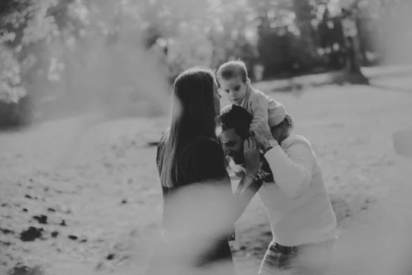 秋の公園で男の子の赤ちゃんと幸せな家庭 — ストック写真