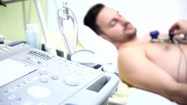 Hastanede önleyici Ekg yapan genç erkek