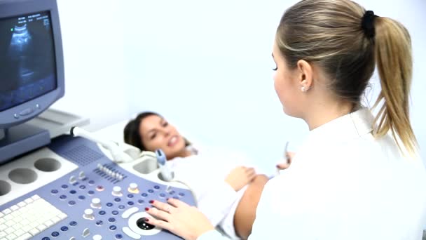 若い女性患者は病院で腹部の超音波検査を受けています — ストック動画
