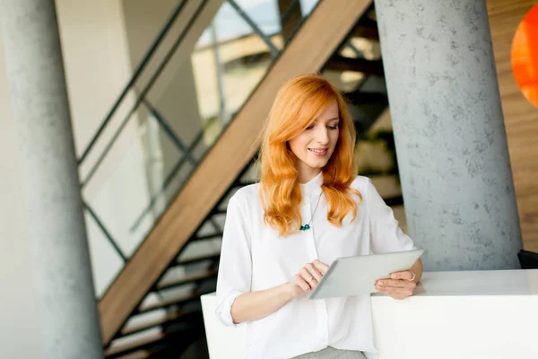 Dijital Tablet Modern Ofis Kullanan Genç Güzel Kızıl Saçlı Kadın — Stok fotoğraf
