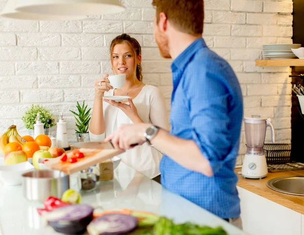 Cuplu Fericit Tineri Distrează Bucătăria Modernă Interior Timp Pregătesc Legume — Fotografie, imagine de stoc