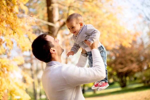 Молодой отец и мальчик в осеннем парке — стоковое фото