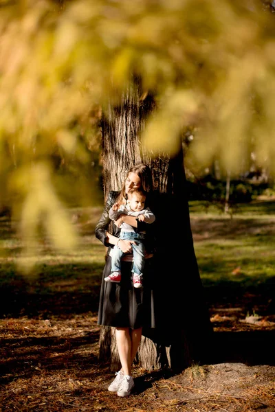 若い母親し、秋の公園で少年を赤ちゃん — ストック写真