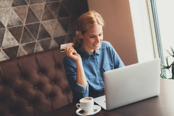 Ung Kvinna Gör Line Shopping — Stockfoto