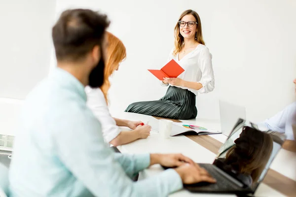 Empresarios Que Trabajan Juntos Oficina — Foto de Stock