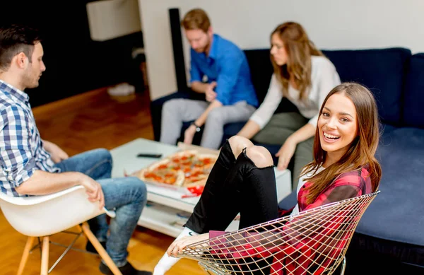 Grupo Jovens Amigos Comendo Pizza Casa — Fotografia de Stock