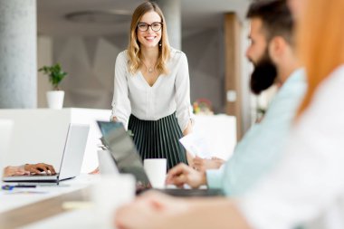 Bir strateji tartışmak ve birlikte ofisinde çalışan genç iş adamları